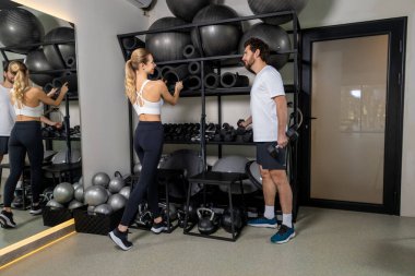 Jimnastik zamanı. Gençler spor salonunda idman yapıyor ve odaklanmış görünüyorlar.