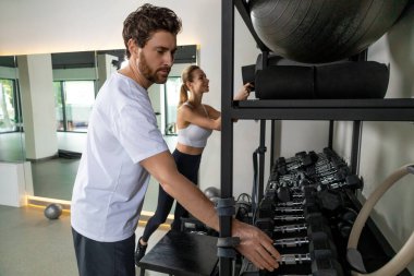 Jimnastik zamanı. Gençler spor salonunda idman yapıyor ve odaklanmış görünüyorlar.