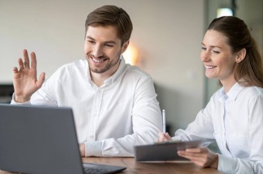 Video konferansı. Meslektaşlar müşteriyle görüntülü görüşme yapıyorlar.