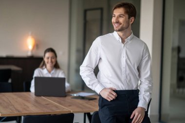 Yoğun bir gün. İş arkadaşları ofiste birlikte çalışıyor ve meşgul görünüyorlar.