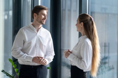 Ofis konuşmaları. Ofiste sohbet eden iki meslektaş.