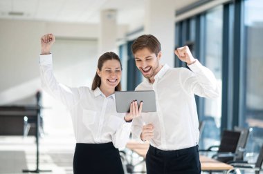 İş adamları. Ofisteki projede iş arkadaşları birlikte çalışıyor ve olaya dahil olmuş gibi görünüyorlar.