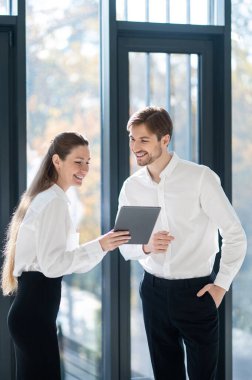 İyi sonuçlar. Genç yöneticiler internetten bir şeye bakıyor ve heyecanlı görünüyorlar.