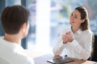 Yeni eleman. İK müdürü ofiste erkek bir adayla görüşüyor.