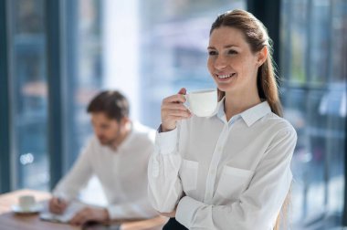 Çay zamanı. Ofisteki meslektaşlar teneffüste birlikte çay içiyorlar.