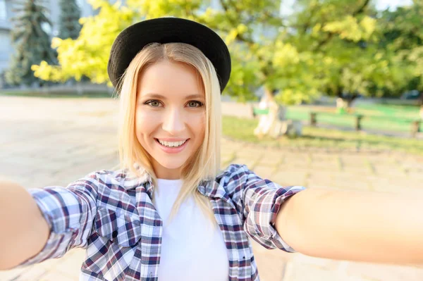 Nice girl having a walk — Stockfoto