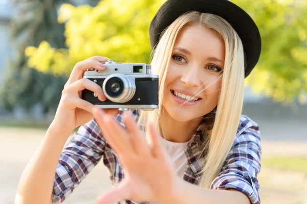 Nice girl having a walk — Stockfoto