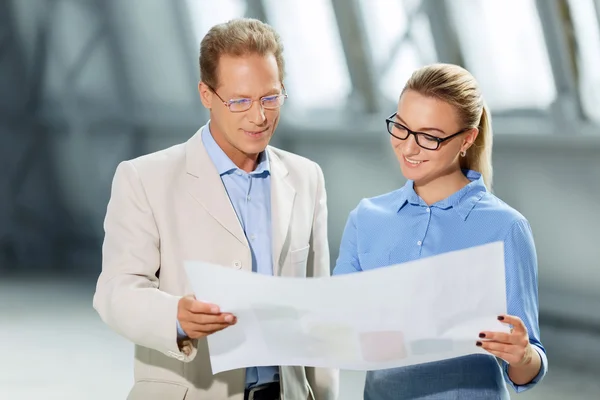 Architetti professionisti che lavorano insieme — Foto Stock