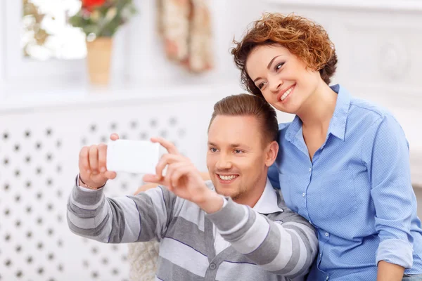 Agradable pareja sentada en el sillón — Foto de Stock