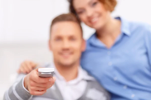 Agradable pareja sentada en el sillón — Foto de Stock