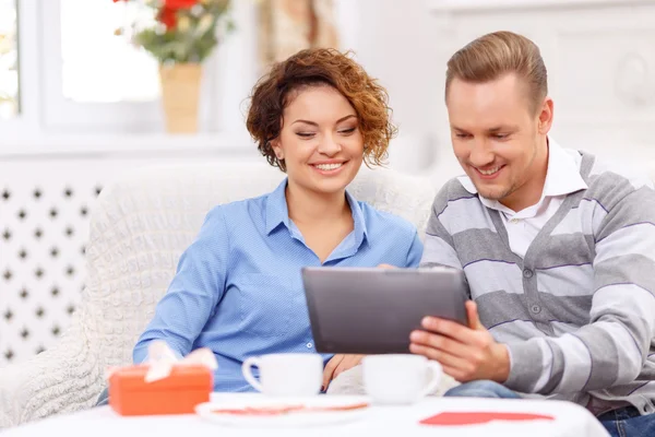 Verliefde paar zitten aan de tafel — Stockfoto