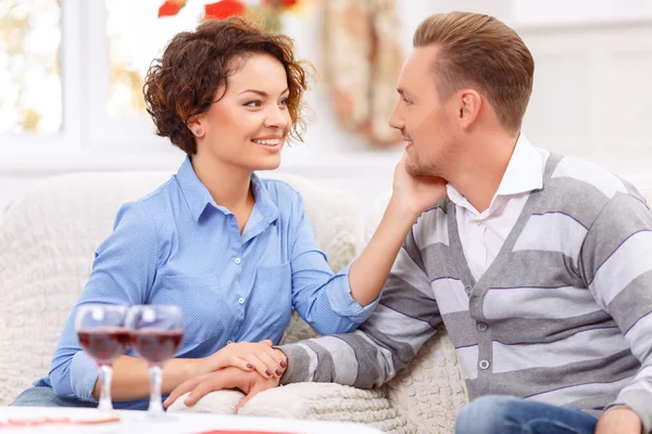 Casal amoroso sentado à mesa — Fotografia de Stock