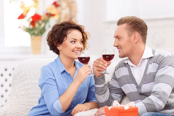 Pareja amorosa sentada a la mesa — Foto de Stock