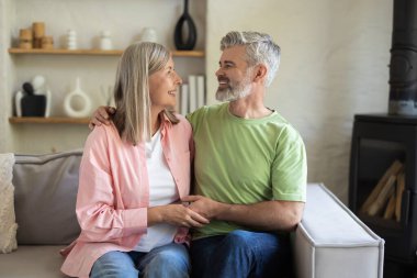 Büyük Ortaklar modern yaşam alanında gelişigüzel poz veriyorlar.