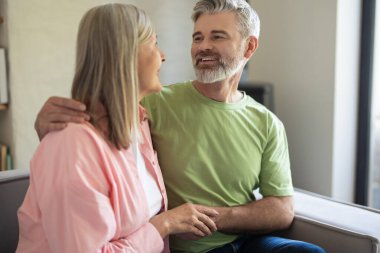 Mutlu kıdemli ortaklar, sıcak iç mekanda tartışmanın tadını çıkarıyorlar.