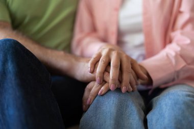 Olgun partnerlerin el ele tutuşması, bağlantıyı ve güveni sembolize eder