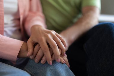 Ev ortamında şefkatli anlar nazikçe bir arada tutuluyor.