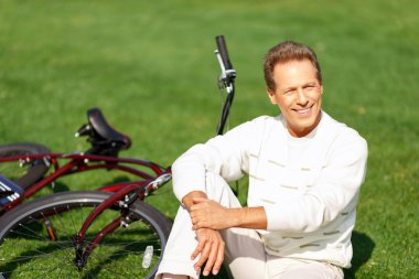 yetişkin erkek bir Bisiklete binmek