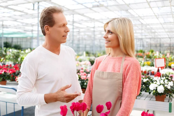 Professioneller Blumenhändler verkauft Blumen — Stockfoto