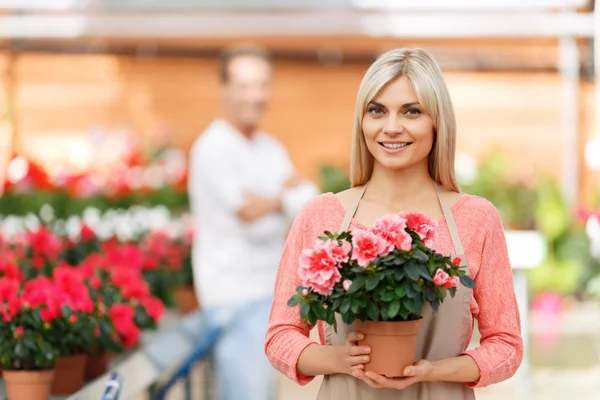 Florista profissional vendendo flores — Fotografia de Stock