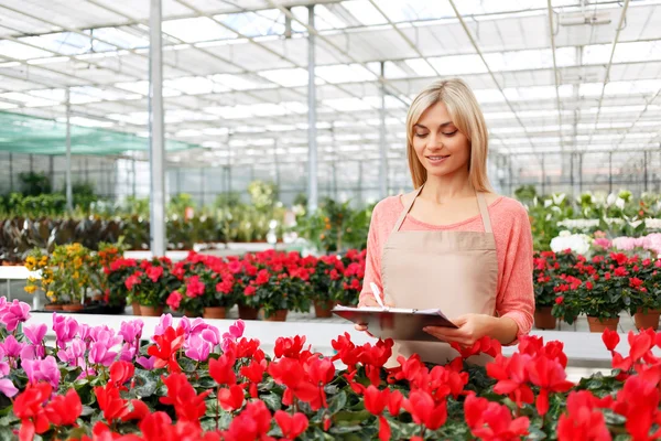 Nette Floristin, die mit Blumen arbeitet — Stockfoto