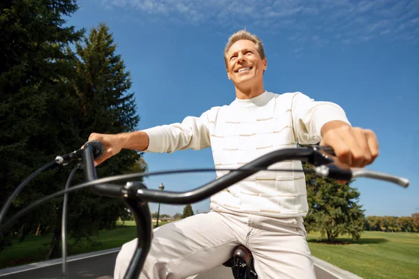 Hombre adulto montando una bicicleta —  Fotos de Stock