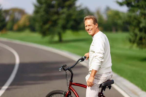 Взрослый мужчина на велосипеде — стоковое фото