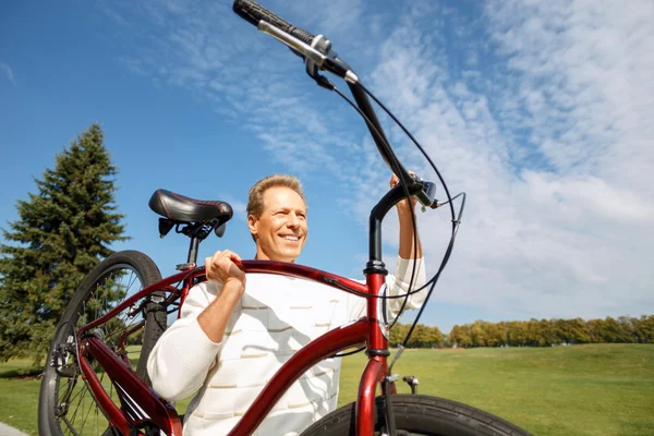 Hombre adulto montando una bicicleta — Foto de Stock