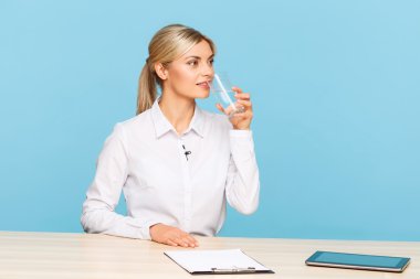 Hoş Tv spiker yayın için hazırlanıyor