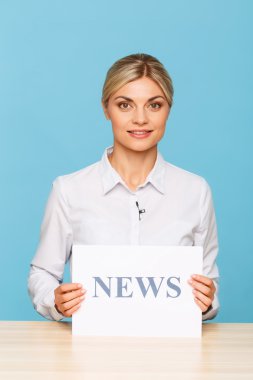 Masada oturan hoş Tv spiker