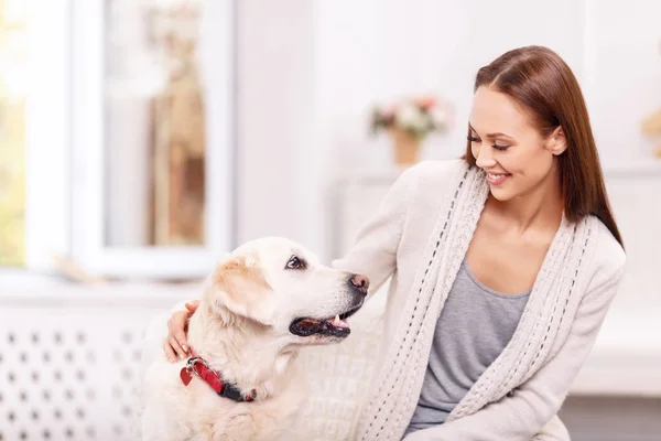 Atractiva chica joven está jugando con su perro . — Foto de Stock