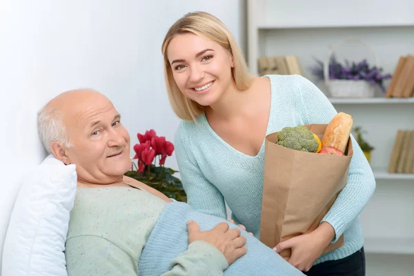 Nieta viene a visitar a un paciente . — Foto de Stock