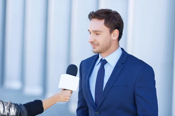 Young businessman is being interviewed. — Stock fotografie