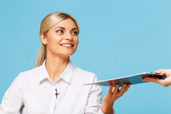 Agradable locutor de televisión dando carpeta — Foto de Stock