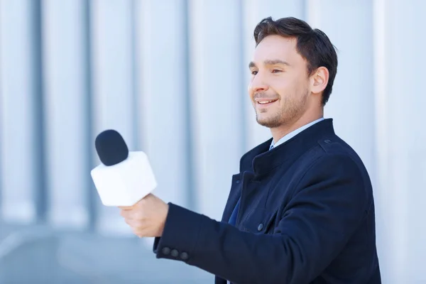 Journalist in action of taking personal interview. — Zdjęcie stockowe