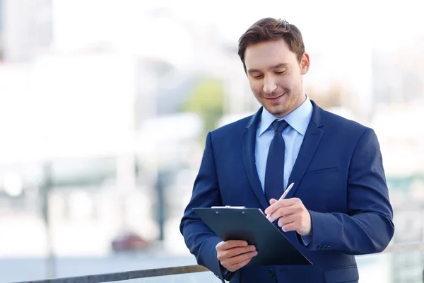 Gentleman in suit using a clipboard. — ストック写真