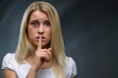 Umutsuz kadın korku ifade