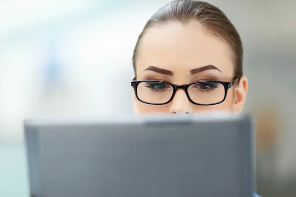 Trabalhador de escritório olha atentamente para o monitor . — Fotografia de Stock