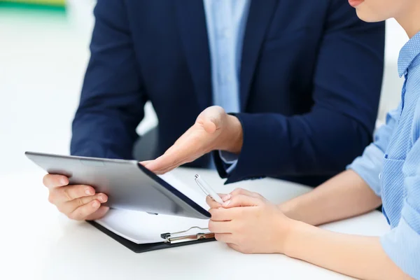 Empregado mostrando suas realizações e ideias . — Fotografia de Stock