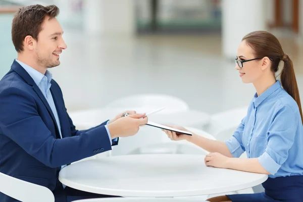 Twee kantoor leden uit te wisselen pakt. — Stockfoto