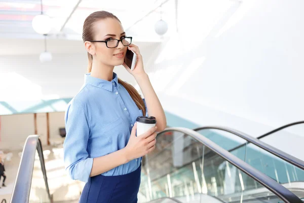 Female office worker is speaking on the phone. — Stock Photo, Image