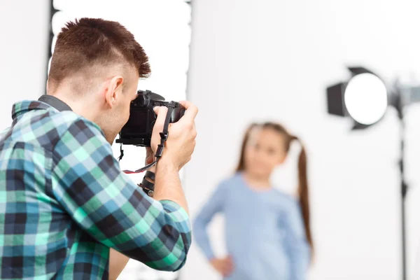 Young photographer is busy during photoshoot. — Zdjęcie stockowe