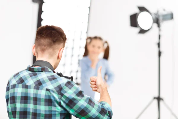 Young male photographer showing thumbs up to the child. — Stock Photo, Image