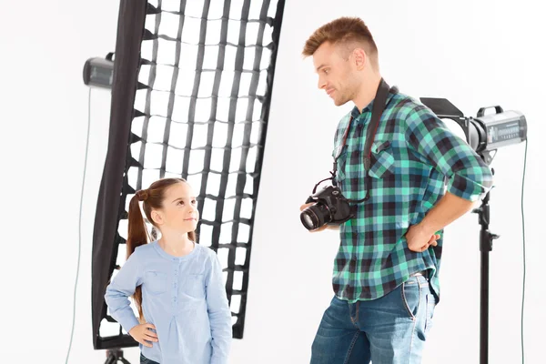 Tanto el fotógrafo como la modelo de pie en la misma pose . —  Fotos de Stock