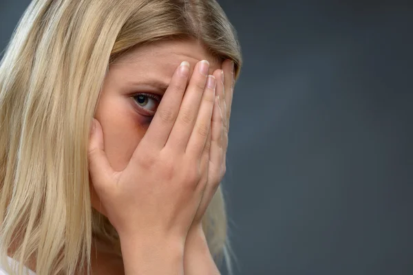 Mujer sin esperanza expresando miedo — Foto de Stock