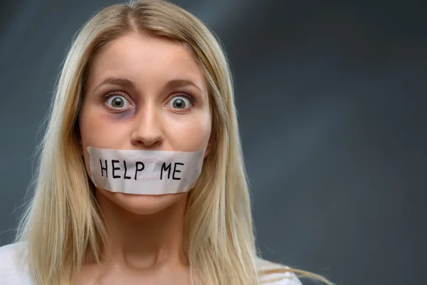 Donna senza speranza che esprime paura — Foto Stock