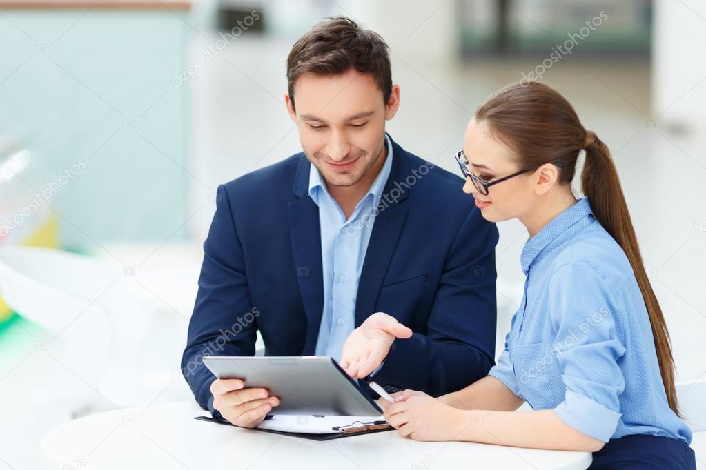 Discussion between male and female colleagues.