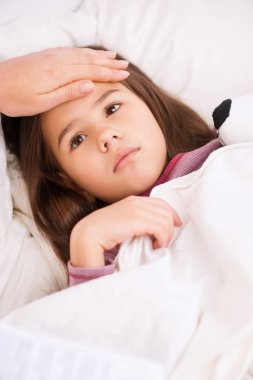 küçük kız yatakta yatan