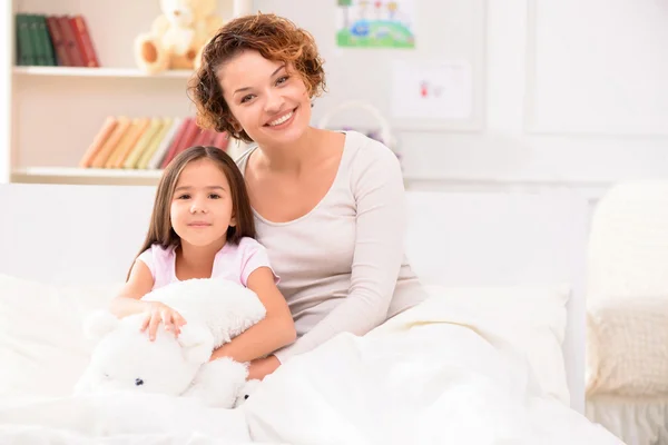 Mère et fille couchées sur le lit — Photo