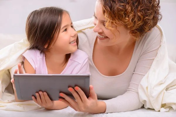 Happy mother and daughter surfing the Internet — Φωτογραφία Αρχείου